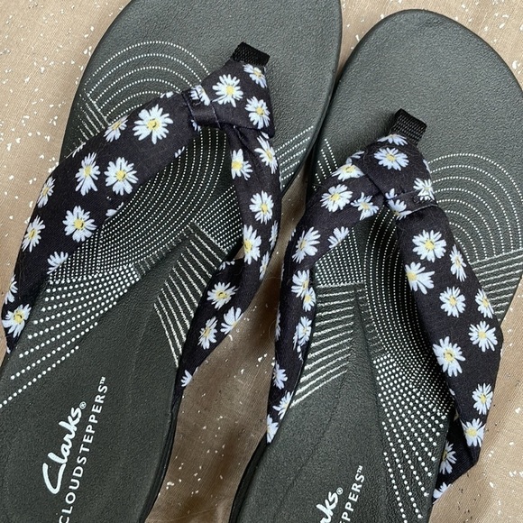 Brand New Clark’s Cloudsteppers Washable Cushioned Black White Daisy Sandals - Picture 4 of 16
